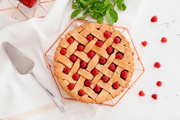 Stand Tasty Raspberry Pie Light Table — Stock Photo, Image