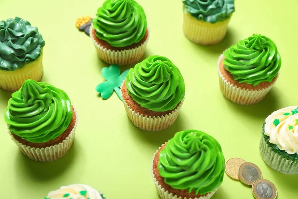 Cupcake Gustosi Giorno San Patrizio Sullo Sfondo Colore — Foto Stock