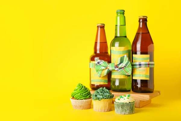 Tasty Cupcakes Patrick Day Beer Color Background — Stock Photo, Image