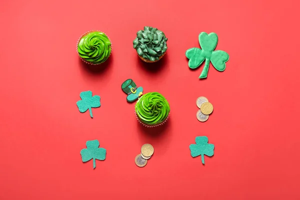 Sabrosos Cupcakes Para Día San Patricio Sobre Fondo Color —  Fotos de Stock