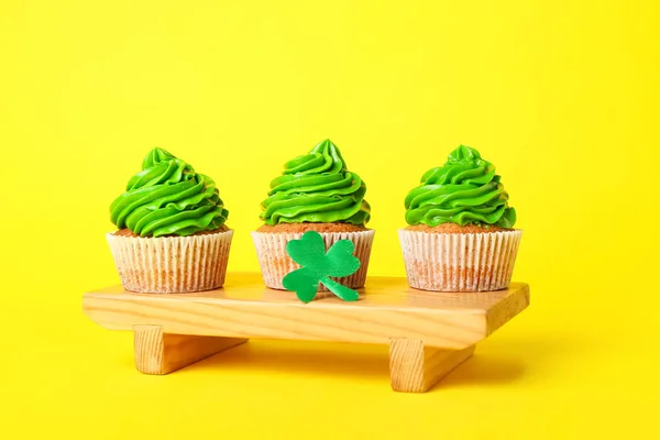 Cupcake Gustosi Giorno San Patrizio Sullo Sfondo Colore — Foto Stock