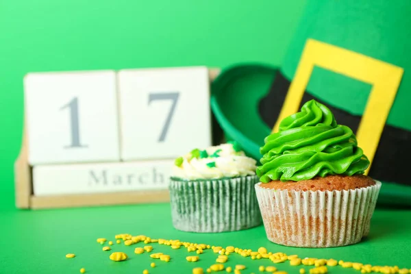 Cupcake Gustosi Giorno San Patrizio Sullo Sfondo Colore — Foto Stock