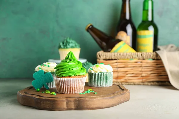 Tasty Cupcakes Patrick Day Beer Table — Stock Photo, Image