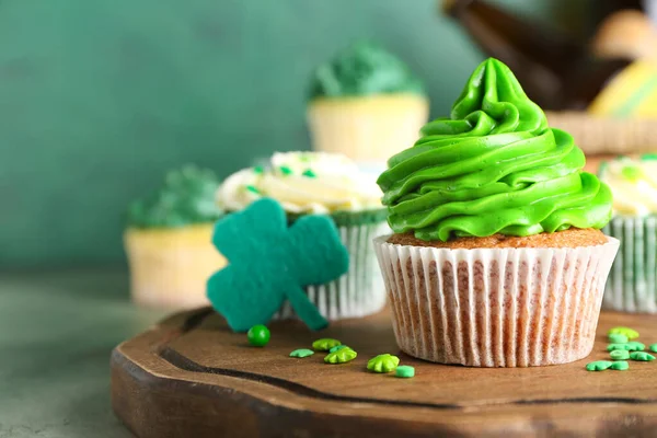 Sabrosos Cupcakes Para Día San Patricio Mesa — Foto de Stock