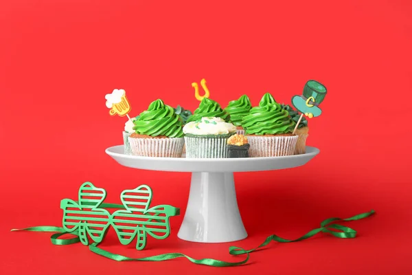 Stand Avec Savoureux Cupcakes Pour Saint Patrick Sur Fond Couleur — Photo