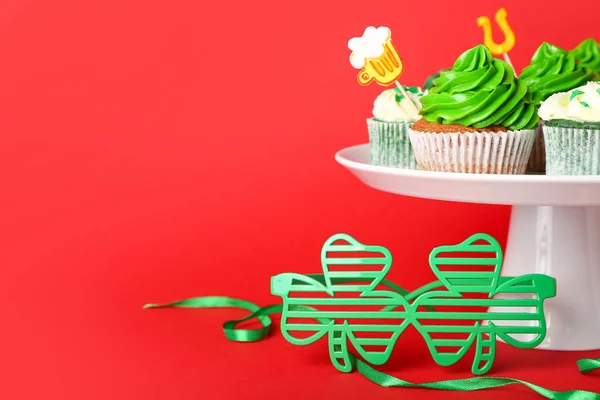 Stand Tasty Cupcakes Patrick Day Color Background — Foto Stock