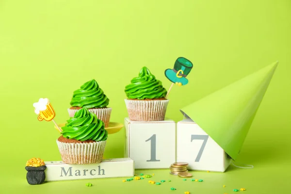 Composición Con Sabrosos Cupcakes Para Día San Patricio Calendario Sobre — Foto de Stock