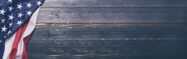 Tahta zemin üzerinde ABD bayrağı ve metin için boşluk