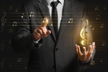 Koyu arkaplanda erkek besteci, yakın plan