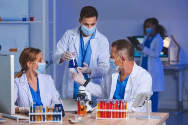 Laboratuvarda numunelerle çalışan bilim adamları