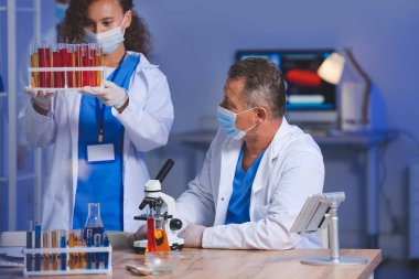 Laboratuvarda numunelerle çalışan bilim adamları