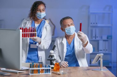 Laboratuvarda numunelerle çalışan bilim adamları