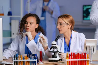 Laboratuvarda numunelerle çalışan bilim adamları