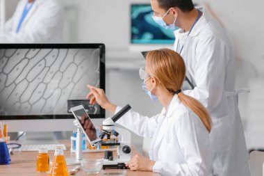 Modern laboratuvarda çalışan bilim adamları