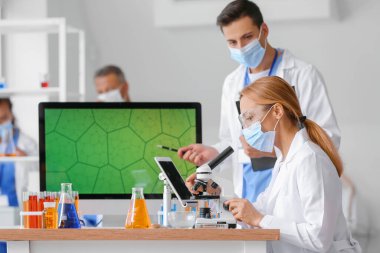 Laboratuvarda çalışan bir grup bilim adamı