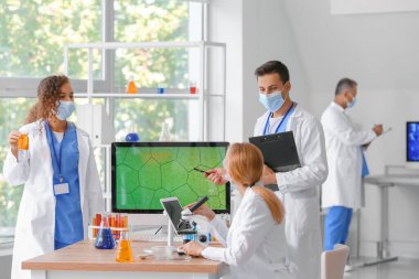 Laboratuvarda çalışan bir grup bilim adamı