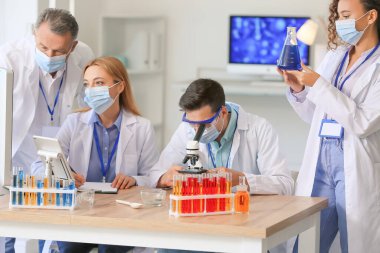 Laboratuvarda numunelerle çalışan bilim adamları