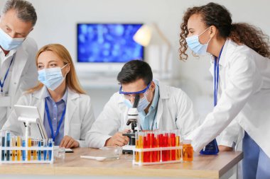 Laboratuvarda numunelerle çalışan bilim adamları