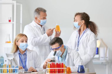 Laboratuvarda numunelerle çalışan bilim adamları