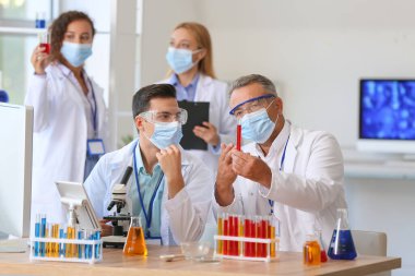 Laboratuvarda numunelerle çalışan bilim adamları