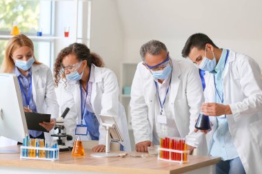 Laboratuvarda numunelerle çalışan bilim adamları