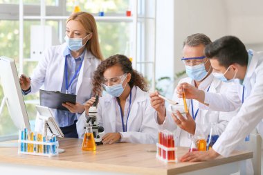 Laboratuvarda numunelerle çalışan bilim adamları