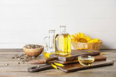 Ahşap zemin üzerinde ayçiçeği yağı olan kompozisyon