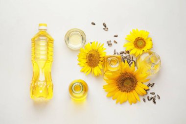 Beyaz zemin üzerinde ayçiçeği yağı olan kompozisyon