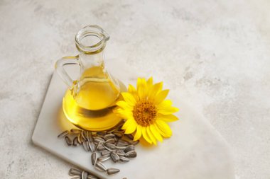 Açık arkaplanda ayçiçeği yağı ile kompozisyon