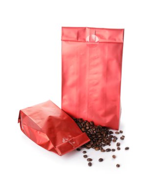 Beyaz arka planda kahve çekirdekli torbalar.