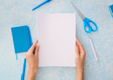 Boş şarjörü olan kadın elleri