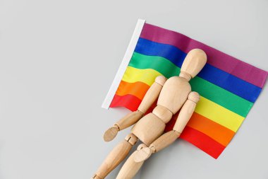 Açık arkaplanda gökkuşağı bayrağı olan tahta manken.