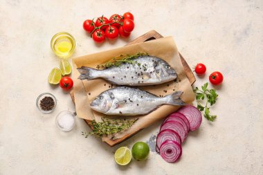 Hafif arkaplanlı çiğ dorado balığı.