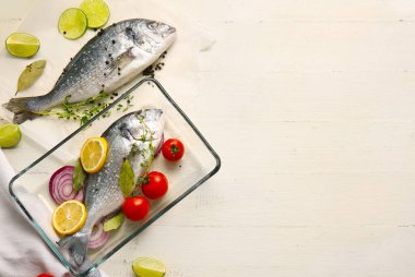 Hafif arkaplanlı çiğ dorado balığı.