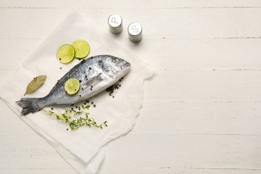 Hafif arkaplanlı çiğ dorado balığı.