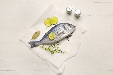 Hafif arkaplanlı çiğ dorado balığı.