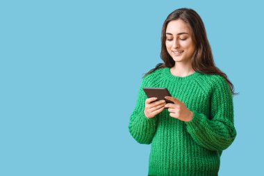 Renk arkaplanı e-okuyucusu olan genç bir kadın