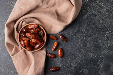 Koyu arkaplanda tatlı tarihli tabak