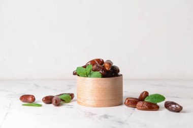 Hafif arkaplanda tatlı tarihli kutucuk