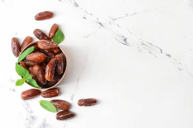 Hafif arkaplanda tatlı tarihli kutucuk