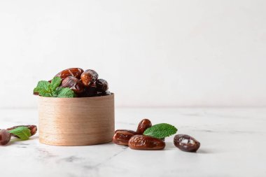 Hafif arkaplanda tatlı tarihli kutucuk