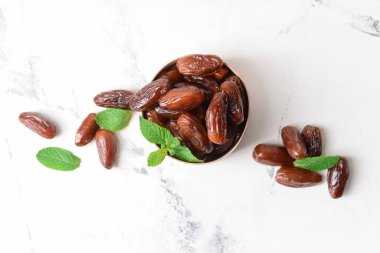 Hafif arkaplanda tatlı tarihli kutucuk