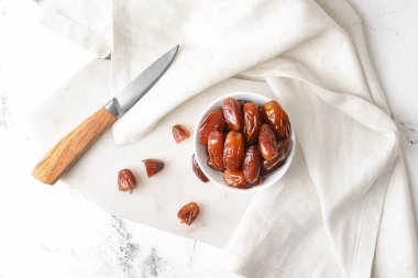 Tatlı hurmalarla dolu bir kase.