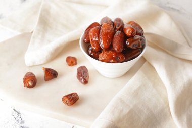 Tatlı hurmalarla dolu bir kase.