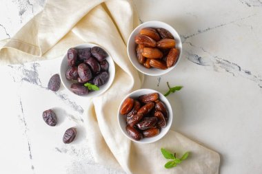 Hafif arka planda tatlı tarihli kaseler