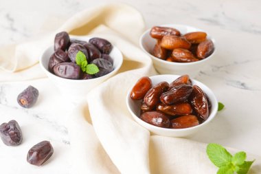 Hafif arka planda tatlı tarihli kaseler