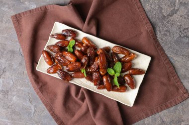 Gri arkaplanda tatlı tarihli tabak