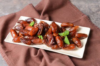 Gri arkaplanda tatlı tarihli tabak