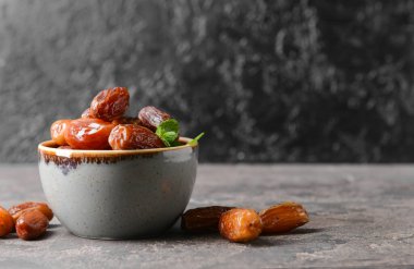 Tatlı hurmalarla dolu bir kase.