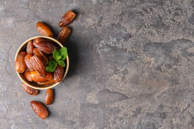 Tatlı hurmalarla dolu bir kase.